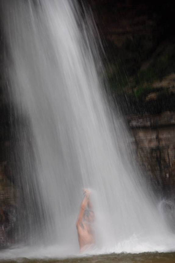 Tomando uma super ducha na cachoeira da Pedra Furada, em Presidente Figueiredo - AM